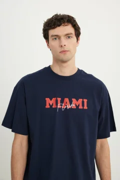 تي شيرت رجالي ذو مقاس كبير باللون الأزرق الداكن والأحمر - Фото 4