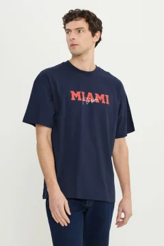 تي شيرت رجالي ذو مقاس كبير باللون الأزرق الداكن والأحمر - Фото 7