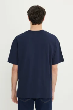 تي شيرت رجالي ذو مقاس كبير باللون الأزرق الداكن والأحمر - Фото 9