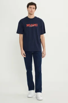 تي شيرت رجالي ذو مقاس كبير باللون الأزرق الداكن والأحمر - Фото 6