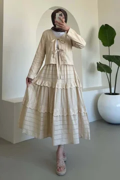 طقم نسائي تنورة وجاكيت مطرز باللون البيج - Фото 5