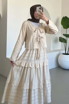 طقم نسائي تنورة وجاكيت مطرز باللون البيج - Фото 4