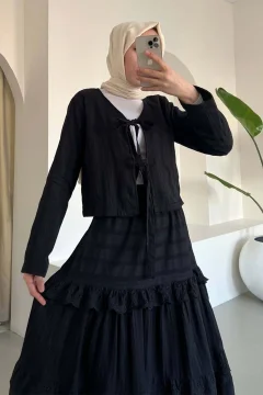 طقم نسائي تنورة وجاكيت مطرز باللون الاسود - Фото 4