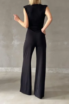 بذلة من القماش الأسود مع حزام اسود مطعم باكسسوار فضي - Фото 5