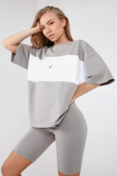 تي شيرت نسائي مطرز باللون الرمادي - Фото 3