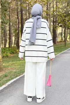 بدلة تريكو مخططة باللون الأبيض - Фото 5