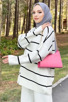 بدلة تريكو مخططة باللون الأبيض - Фото 3