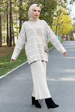 طقم تريكو مخطط باللون البيج - Фото 3