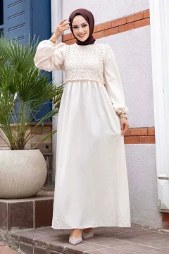 فستان نسائي مزين بدانتيل من الأمام باللون الكريمي - Фото 8