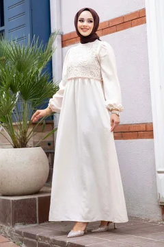 فستان نسائي مزين بدانتيل من الأمام باللون الكريمي - Фото 7