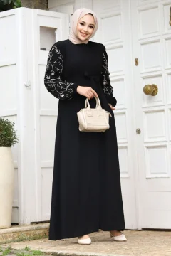 فستان نسائي مطرز باللون الأسود - Фото 4