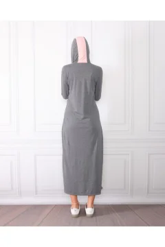 فستان نسائي مخطط بأكمام وتنورة باللون الرمادي - Фото 2