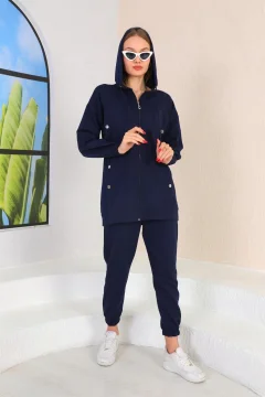 بدلة رياضية كاجوال للسيدات مع أزرار جانبية باللون الأزرق الداكن - Фото 4