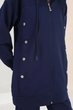 بدلة رياضية كاجوال للسيدات مع أزرار جانبية باللون الأزرق الداكن - Фото 7