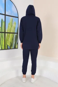 بدلة رياضية كاجوال للسيدات مع أزرار جانبية باللون الأزرق الداكن - Фото 2