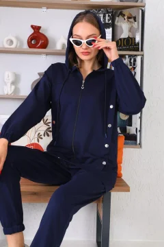 بدلة رياضية كاجوال للسيدات مع أزرار جانبية باللون الأزرق الداكن - Фото 9