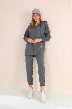 بدلة رياضية كاجوال للسيدات مع أزرار جانبية باللون الرمادي - Фото 9