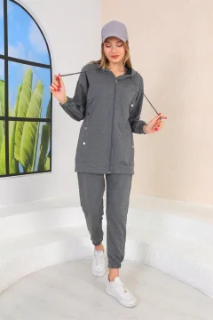 بدلة رياضية كاجوال للسيدات مع أزرار جانبية باللون الرمادي - Фото 3