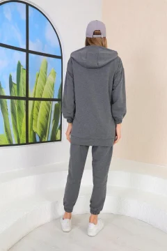 بدلة رياضية كاجوال للسيدات مع أزرار جانبية باللون الرمادي - Фото 6