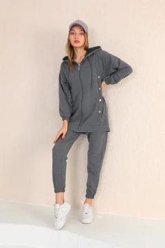 بدلة رياضية كاجوال للسيدات مع أزرار جانبية باللون الرمادي - Фото 4