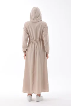 فستان رياضي نسائي صيفي من الكتان بغطاء للرأس وجيب برباط باللون البيج - Фото 4