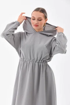 فستان رياضي نسائي صيفي من الكتان بغطاء للرأس وجيب برباط باللون الرمادي - Фото 3