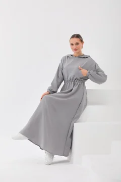 فستان رياضي نسائي صيفي من الكتان بغطاء للرأس وجيب برباط باللون الرمادي - Фото 8