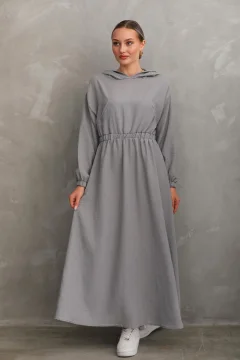 فستان رياضي نسائي صيفي من الكتان بغطاء للرأس وجيب برباط باللون الرمادي - Фото 6