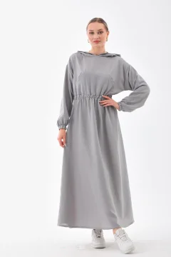 فستان رياضي نسائي صيفي من الكتان بغطاء للرأس وجيب برباط باللون الرمادي - Фото 9