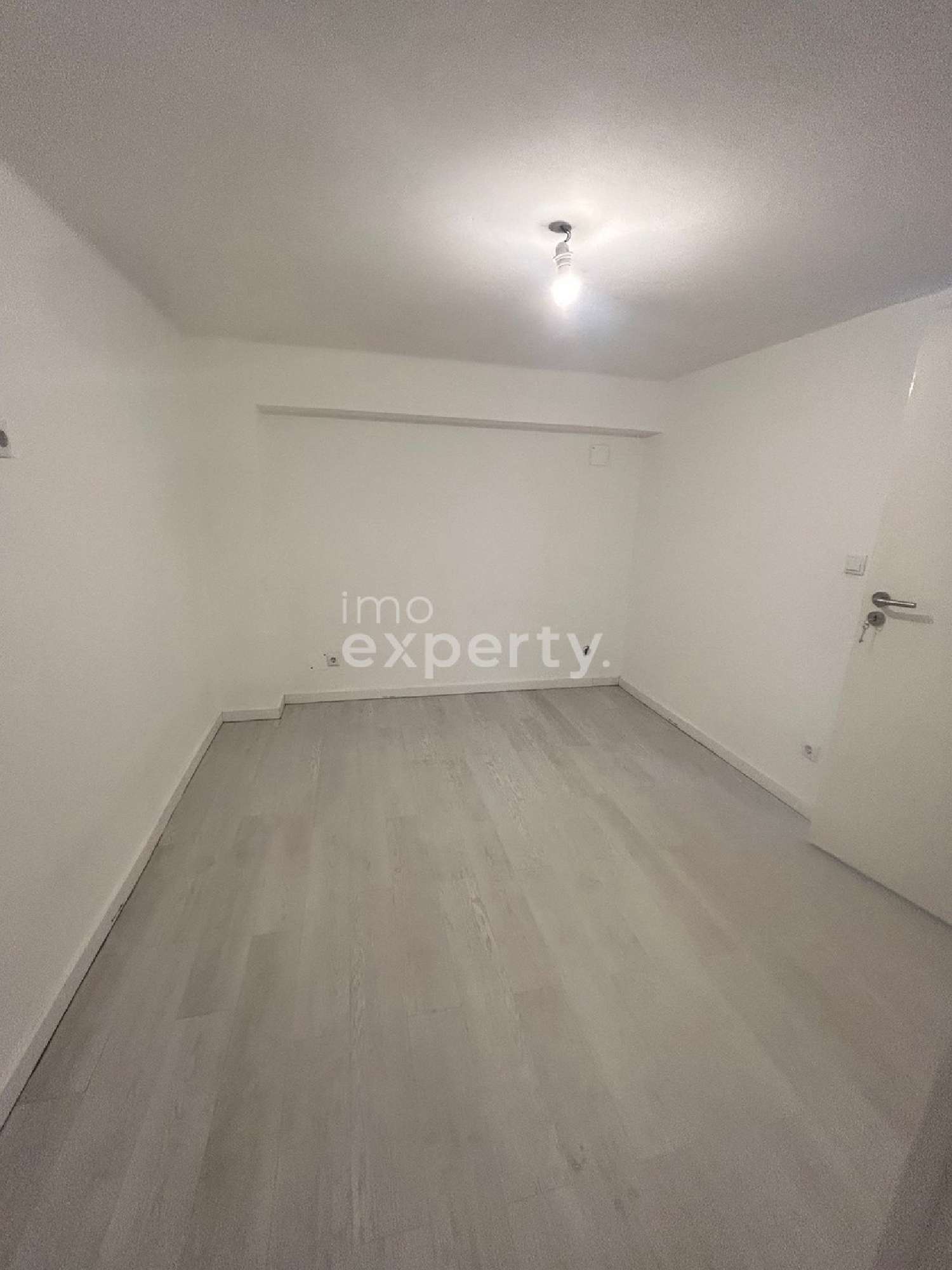 te koop bedrijfsruimte/ kantoor Almada Almada 8