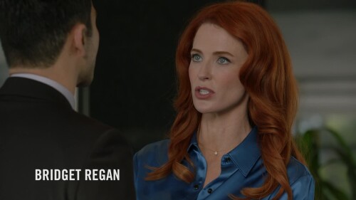 Bridget-Regan-in-blue-satin-blouse-ans-black-leather-skirt-The-rookie---S05E17.mp4