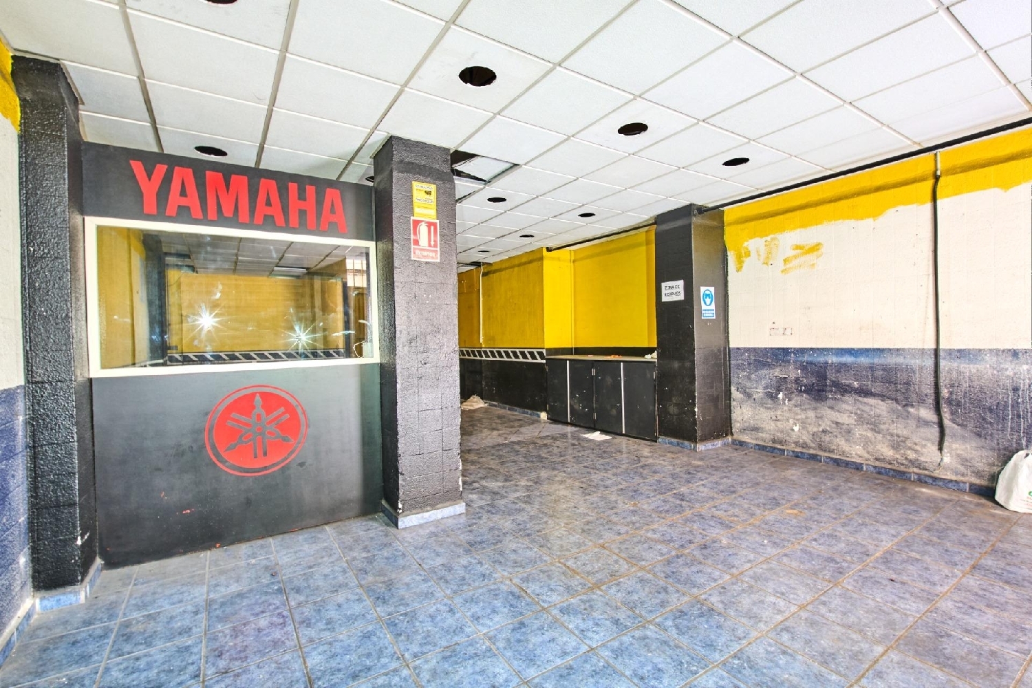 for sale commercial premise Barrio De Granada Alacantí 2