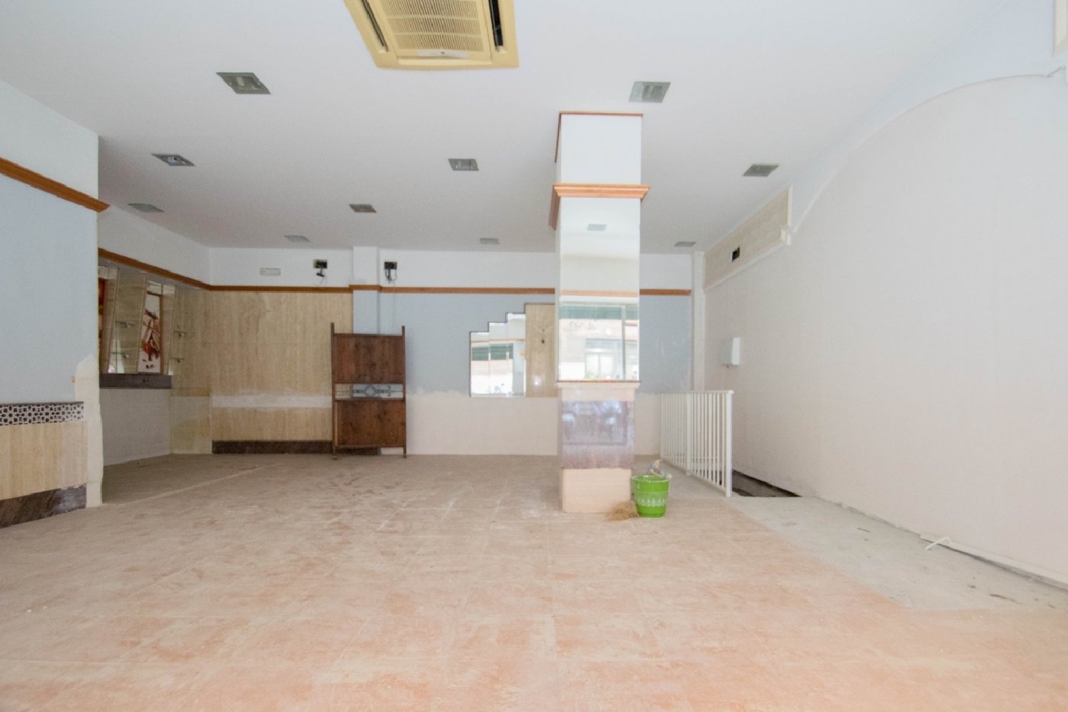 for sale commercial premise Barrio De Granada Alacantí 8