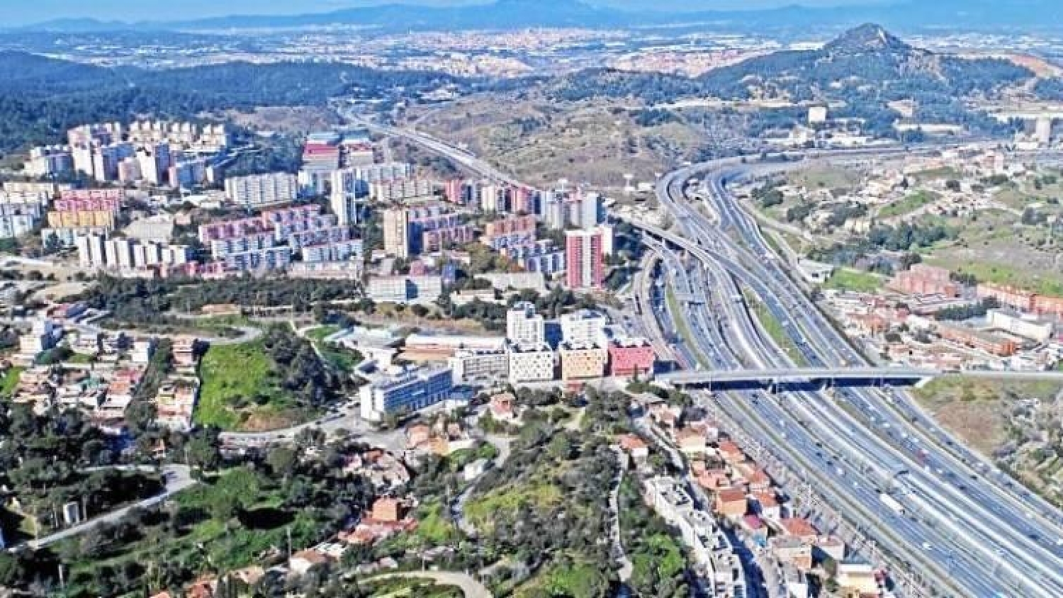 till salu byggnad Nou Barris-Turó De La Peira-Can Peguera Barcelonès 3