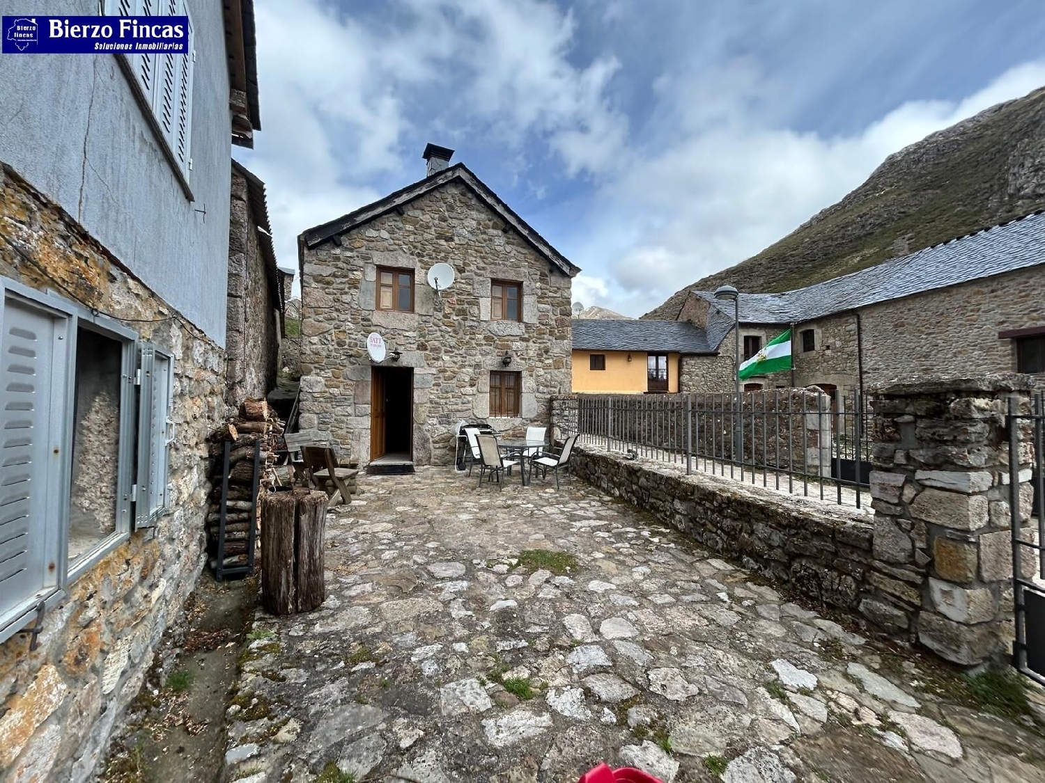  till salu hus Vega De Viejos Villablino 1