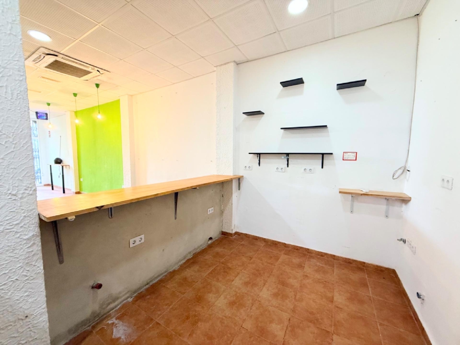  till salu lokal Bellaterra Ribera Baixa 8