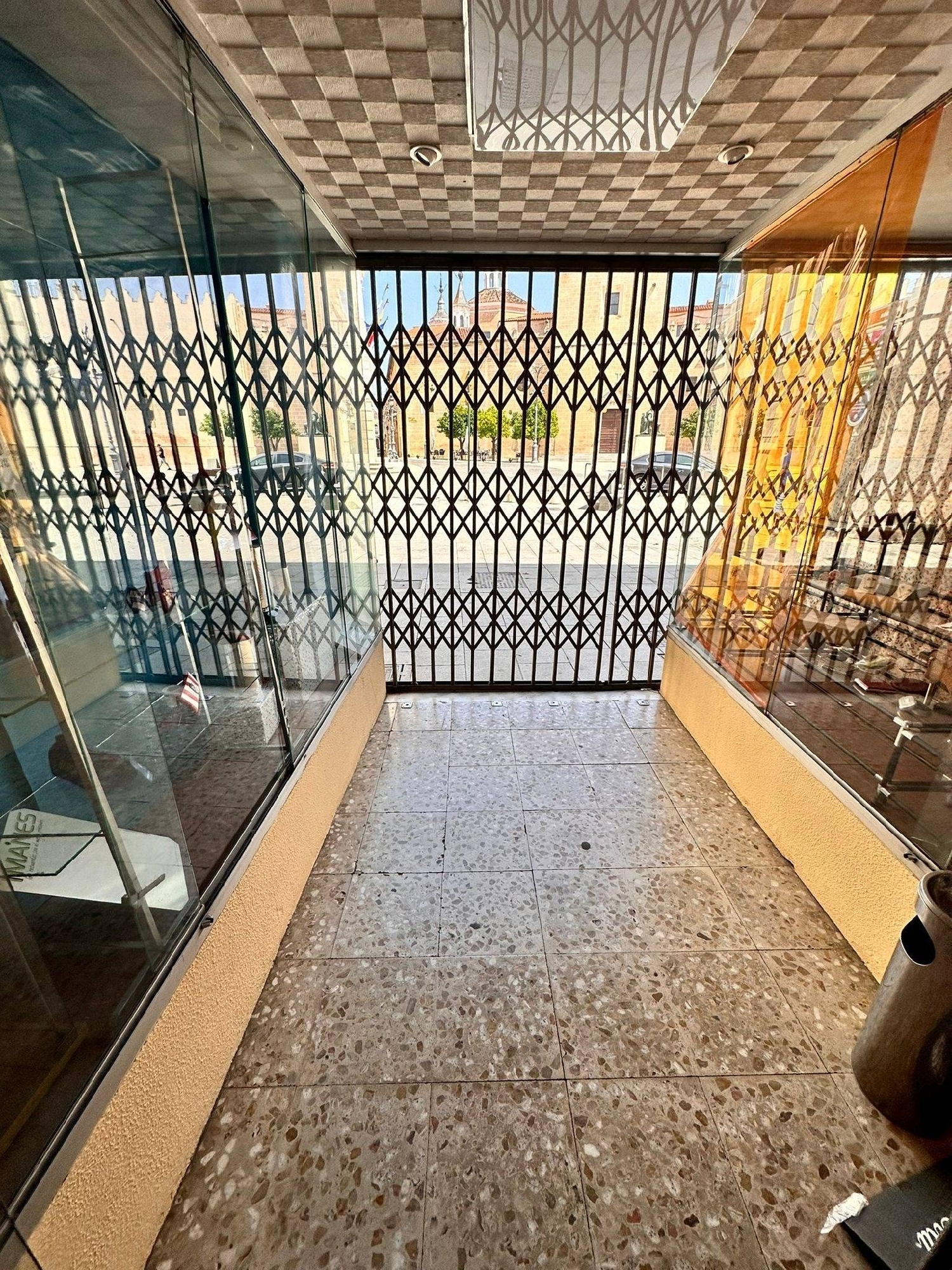  till salu lokal Colonia Carlos Haya Badajoz 2
