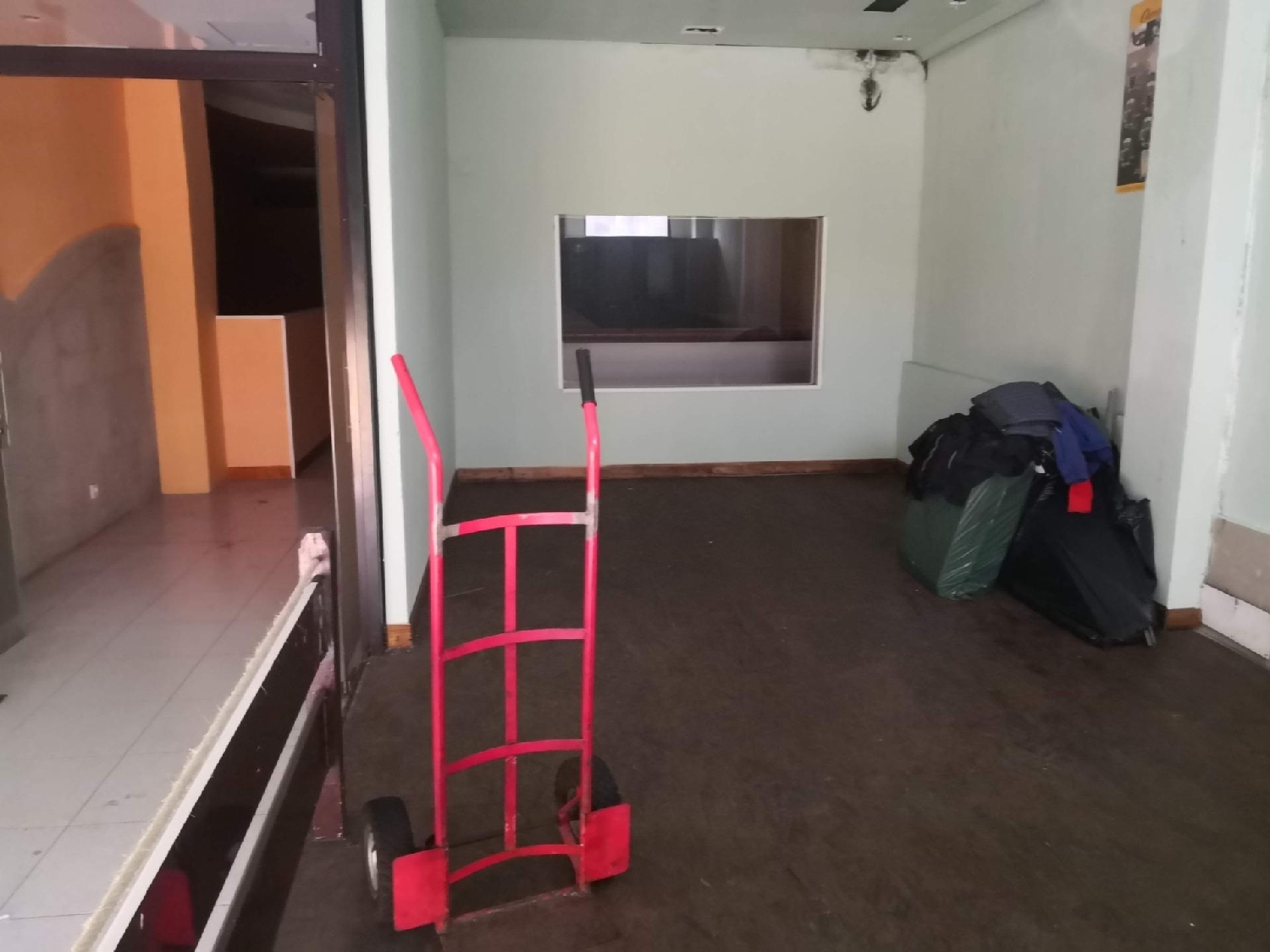  till salu lokal Guntian Bergantiños 8