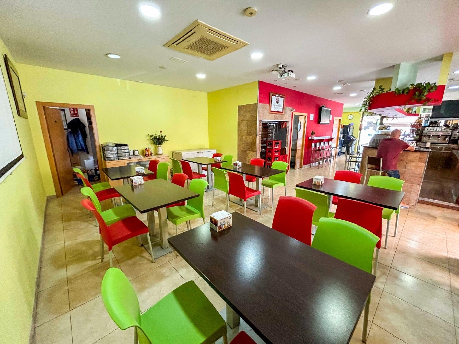  till salu lokal La Riviera Selva 6