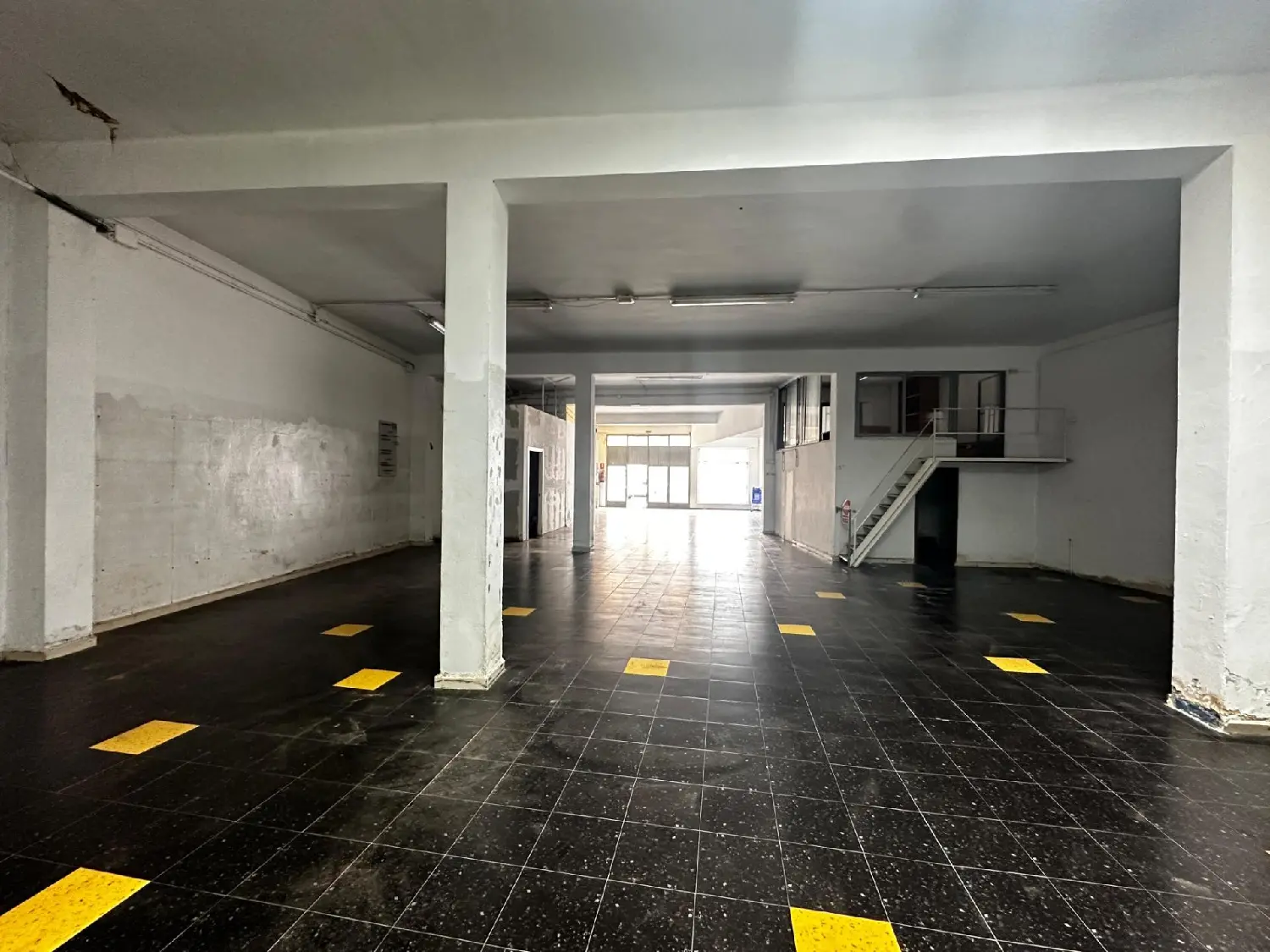  till salu lokal Urbanización Tomás Ribera Alta 6