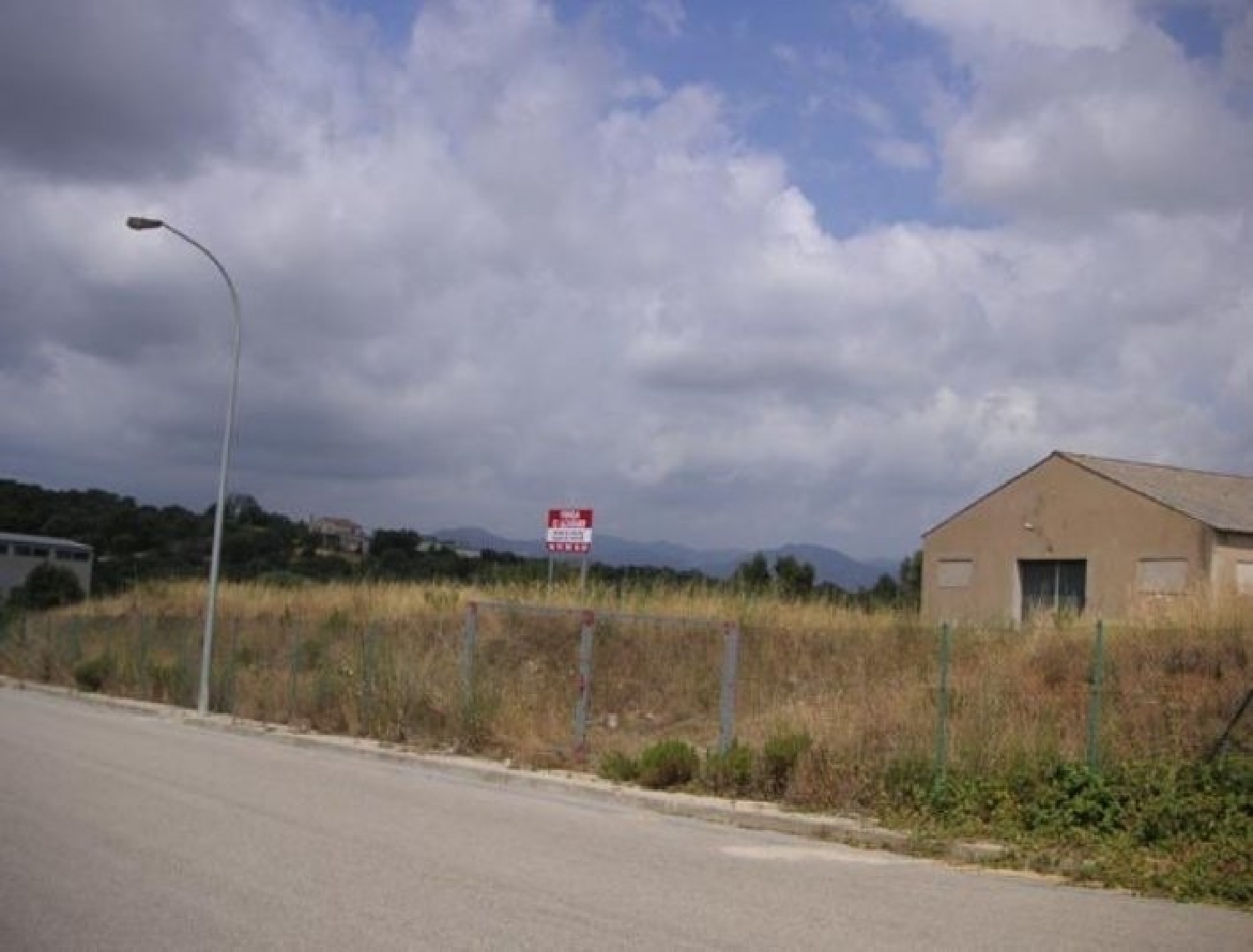  till salu butik Poligon Industrial Puigtio Selva 4