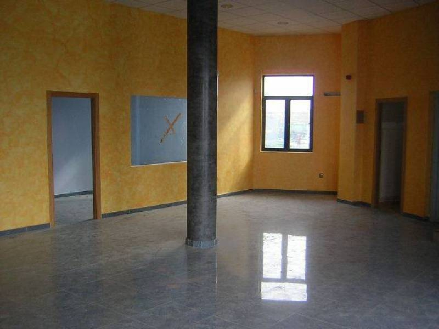 till salu butik Ronda Sur-Ctra De Sevilla Badajoz 3