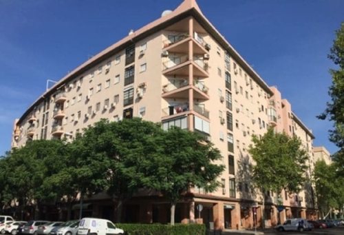 Sevilla La Nueva Sur Parkplatz Bild 6272850