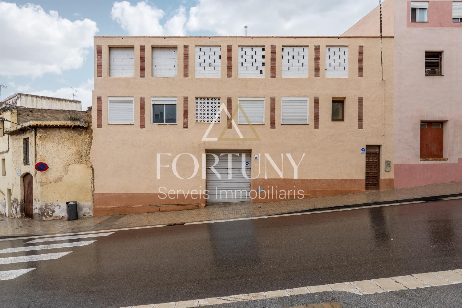  for sale building Constantins Gironès 1