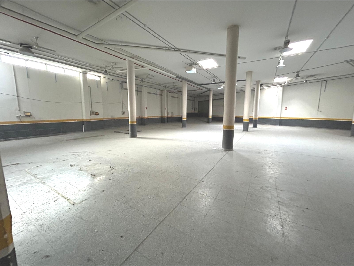 for sale shop Valencia De Las Torres Campiña Sur 6