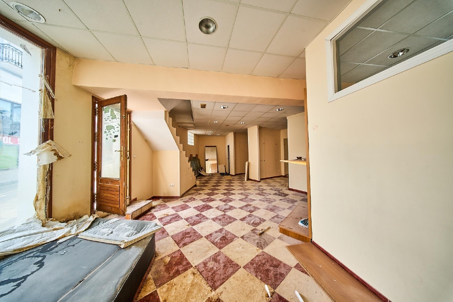  till salu lokal Baza Baza 4