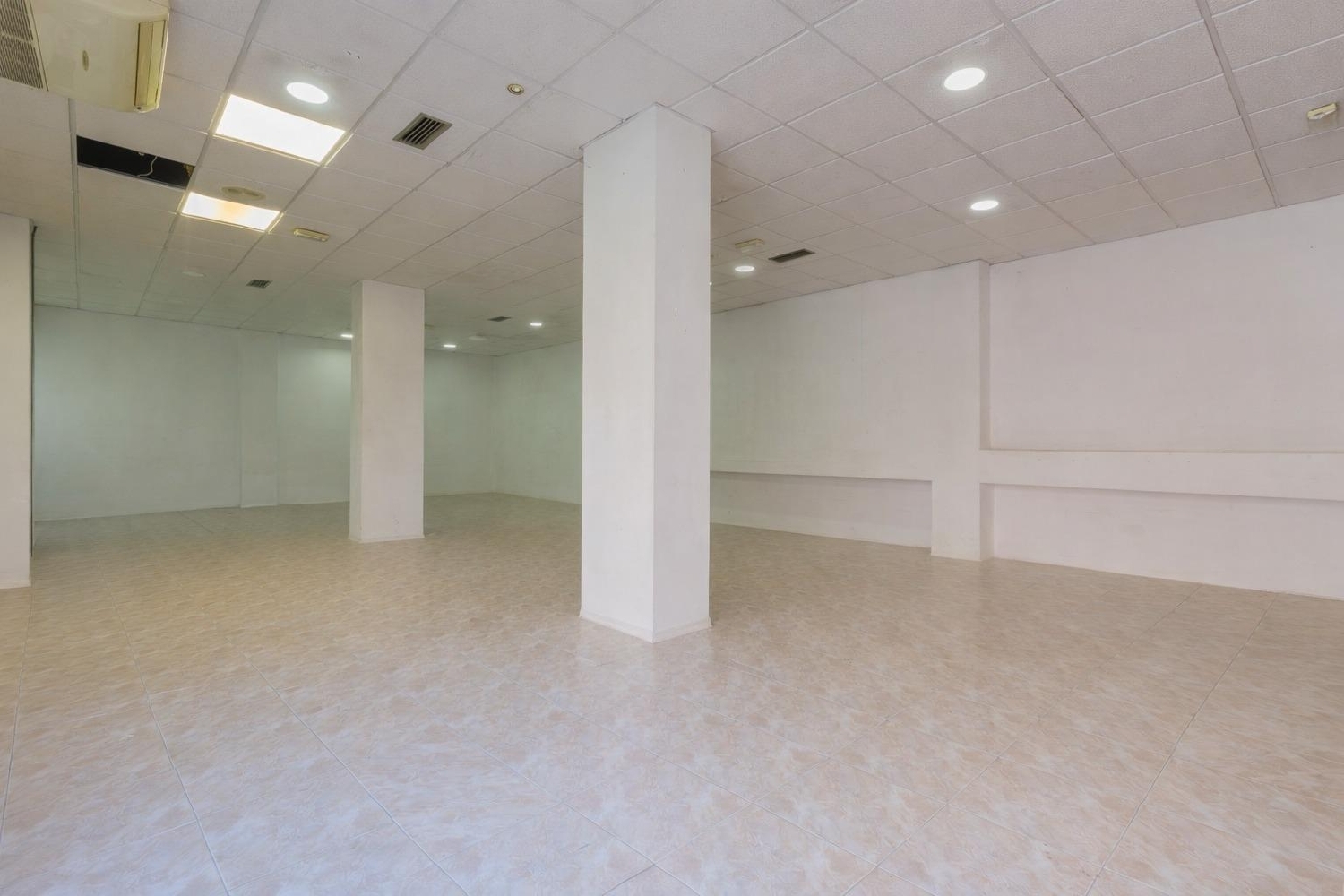  till salu lokal Barrio De Granada Alacantí 5