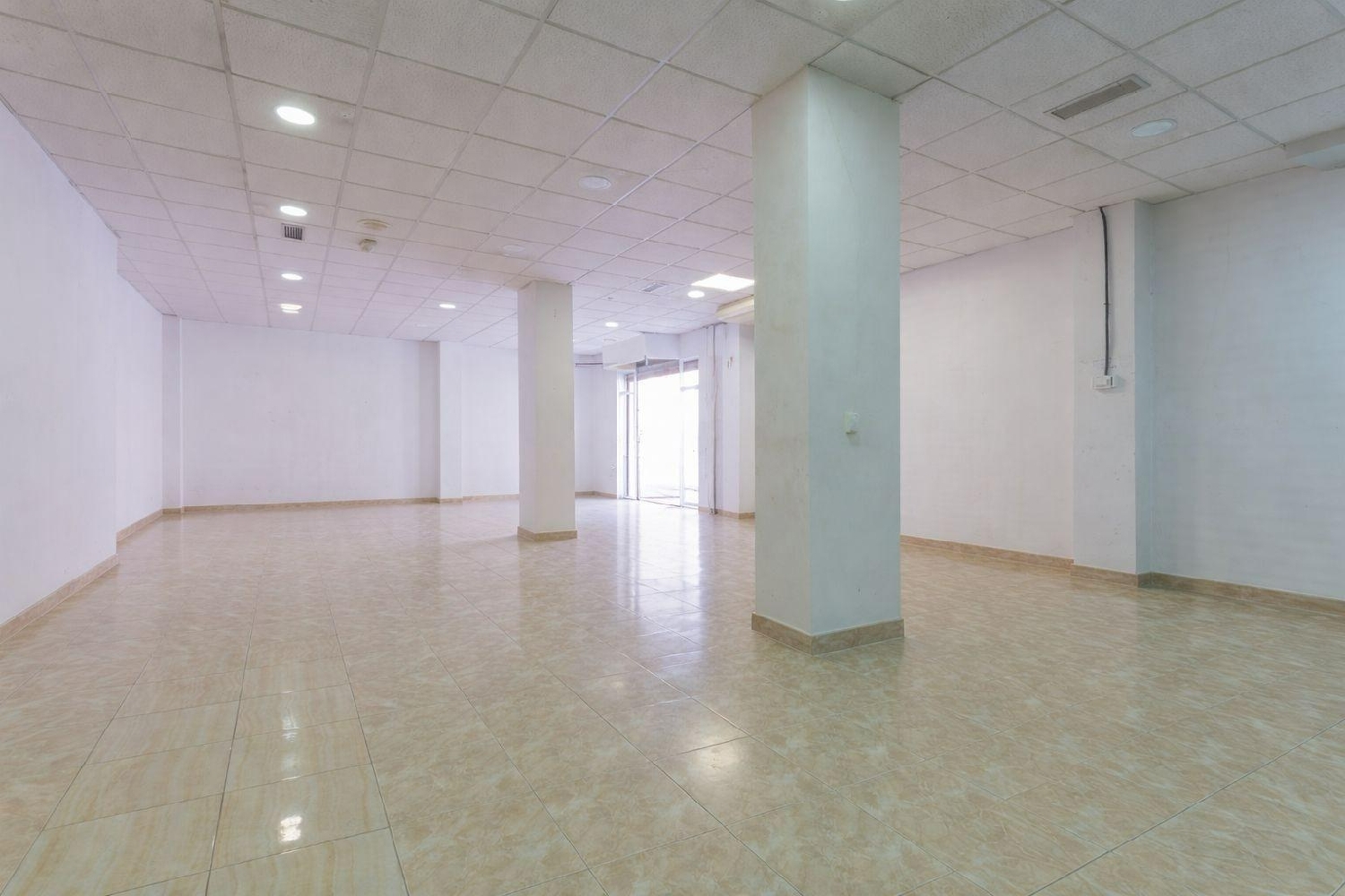  till salu lokal Barrio De Granada Alacantí 8