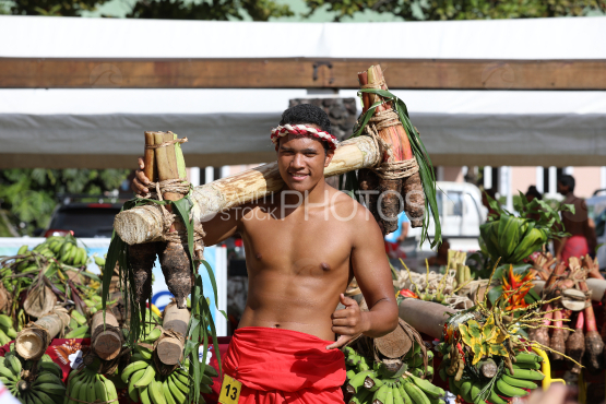 Tahiti, Polynesian men carrying bunches of bananas on his shoulders, Fruit Carrier Race, Tuaro Maohi, Polynesia