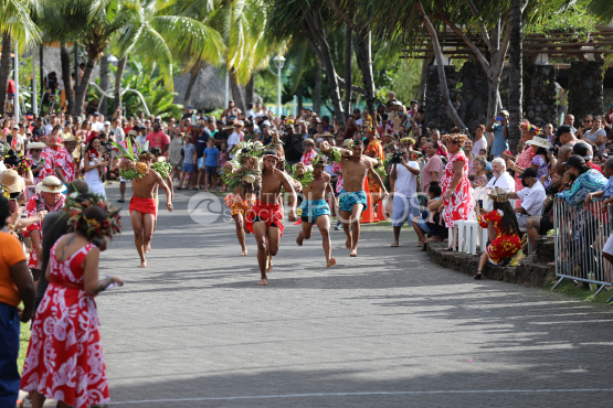 Tahiti, Polynesian men running, race of fruit bearers, Tuaro Maohi, Polynesia